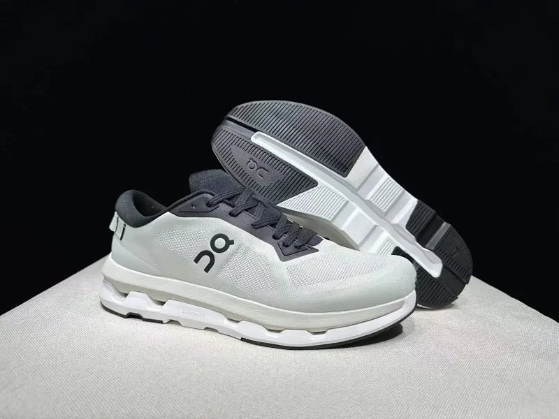 On Sneakers Cloudtilt — On Running 505 Black and white