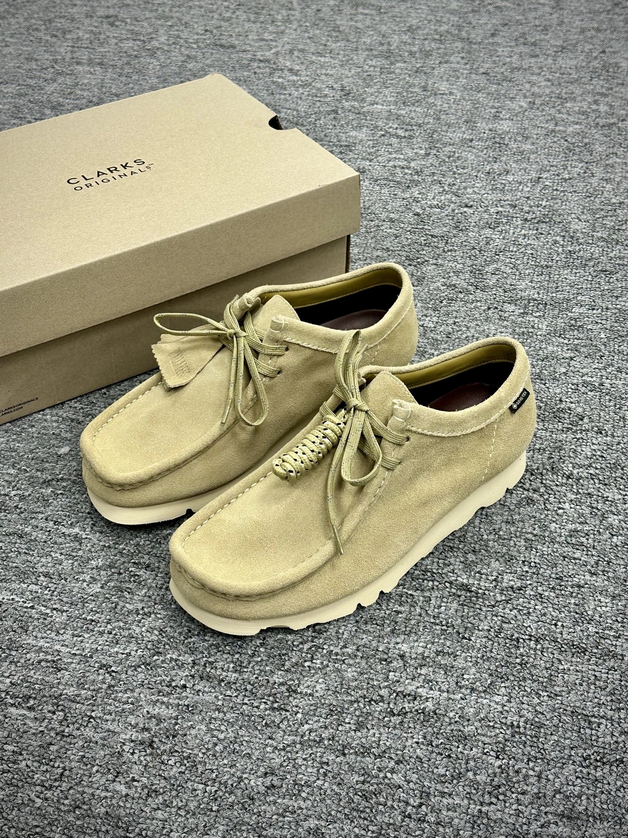 Clarks Originals Wallabee Suede Gore-Tex Low Sand