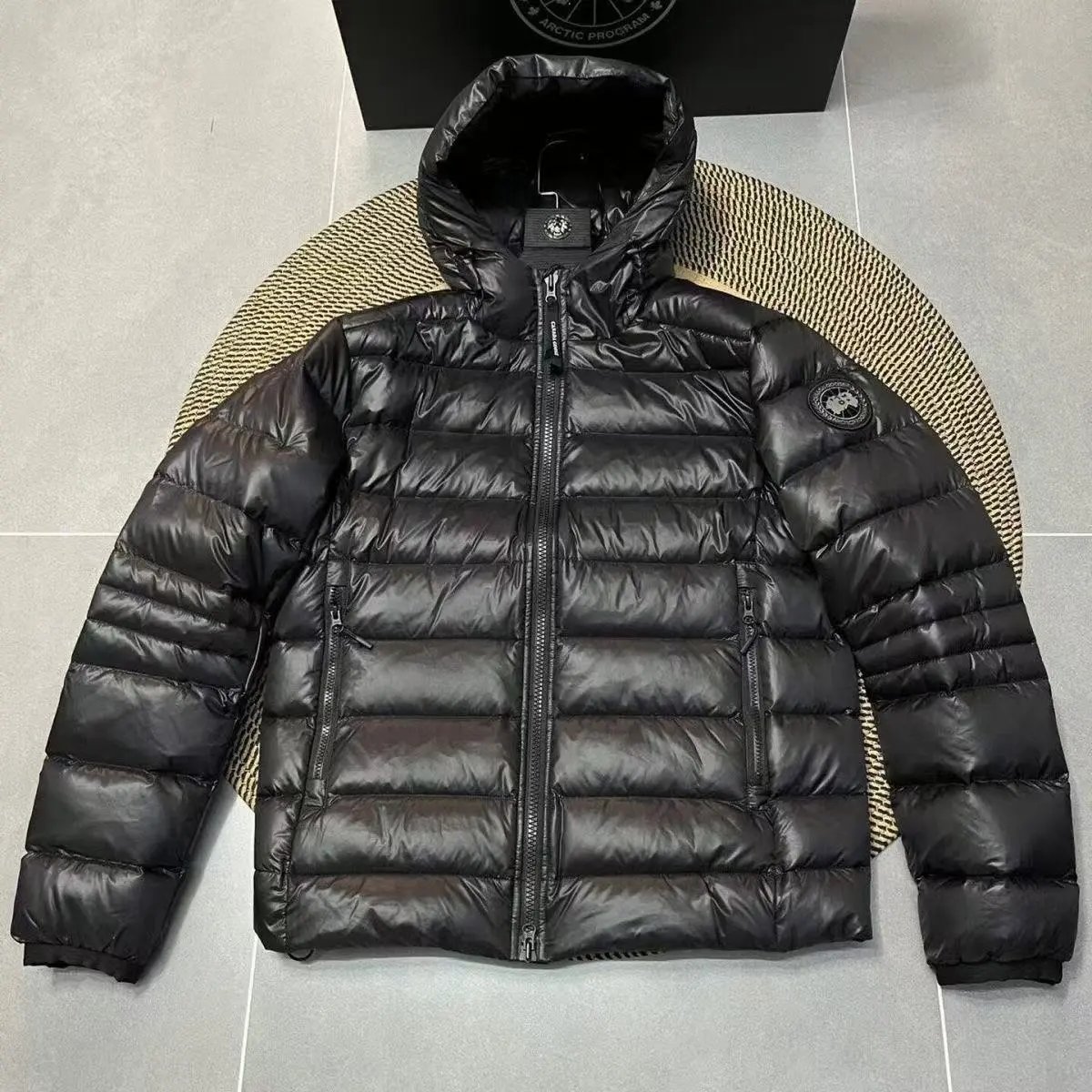 Canada Goose 12 Black Red Badge (95% White Duck Down)