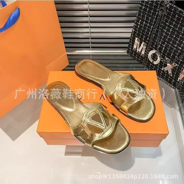 Chanel Sandals Flat thong with double-C embellishment — 35