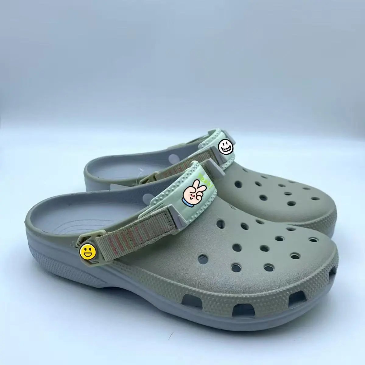 Crocs Slippers Camouflage clog with ape-themed charms — 27