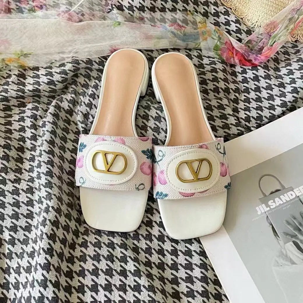Chanel Sandals Flat thong with double-C embellishment — 24