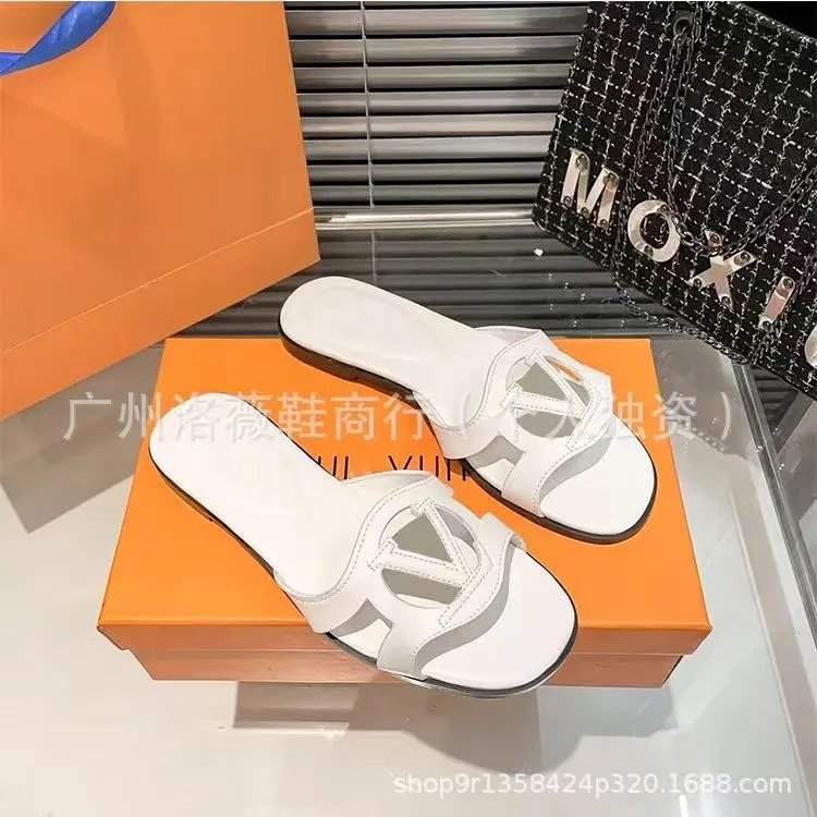 Chanel Sandals Flat thong with double-C embellishment — 34