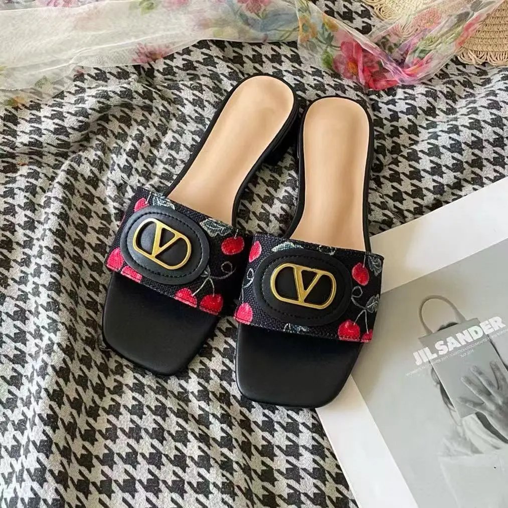 Chanel Sandals Flat thong with double-C embellishment — 25
