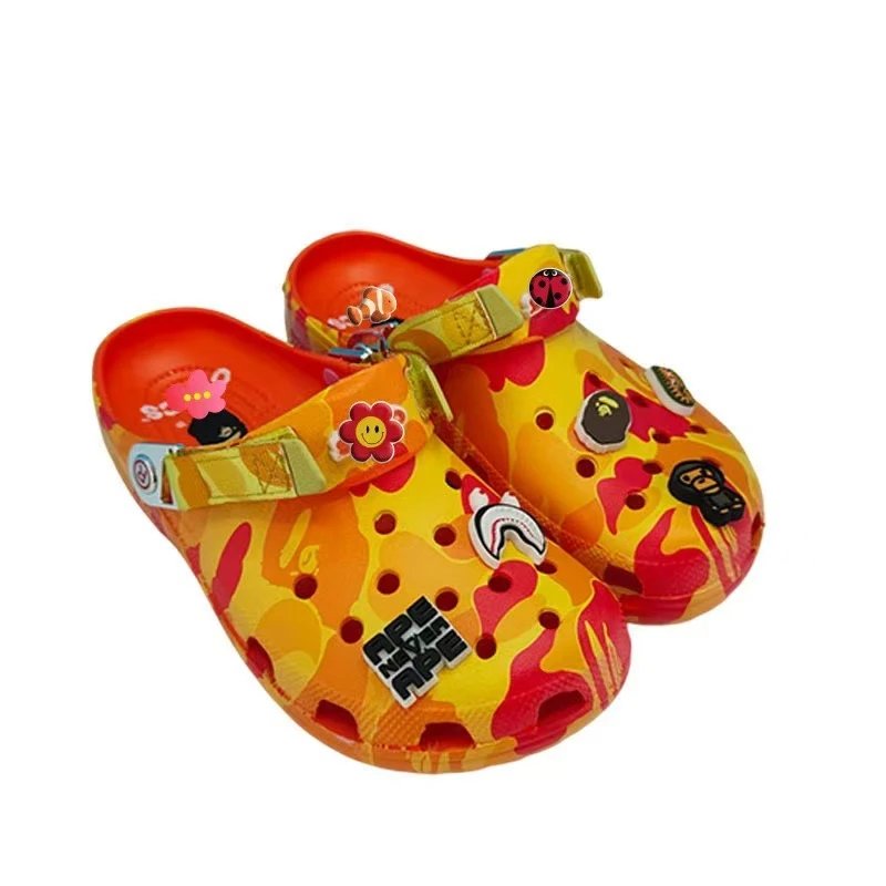 Crocs Slippers Camouflage clog with ape-themed charms — 37