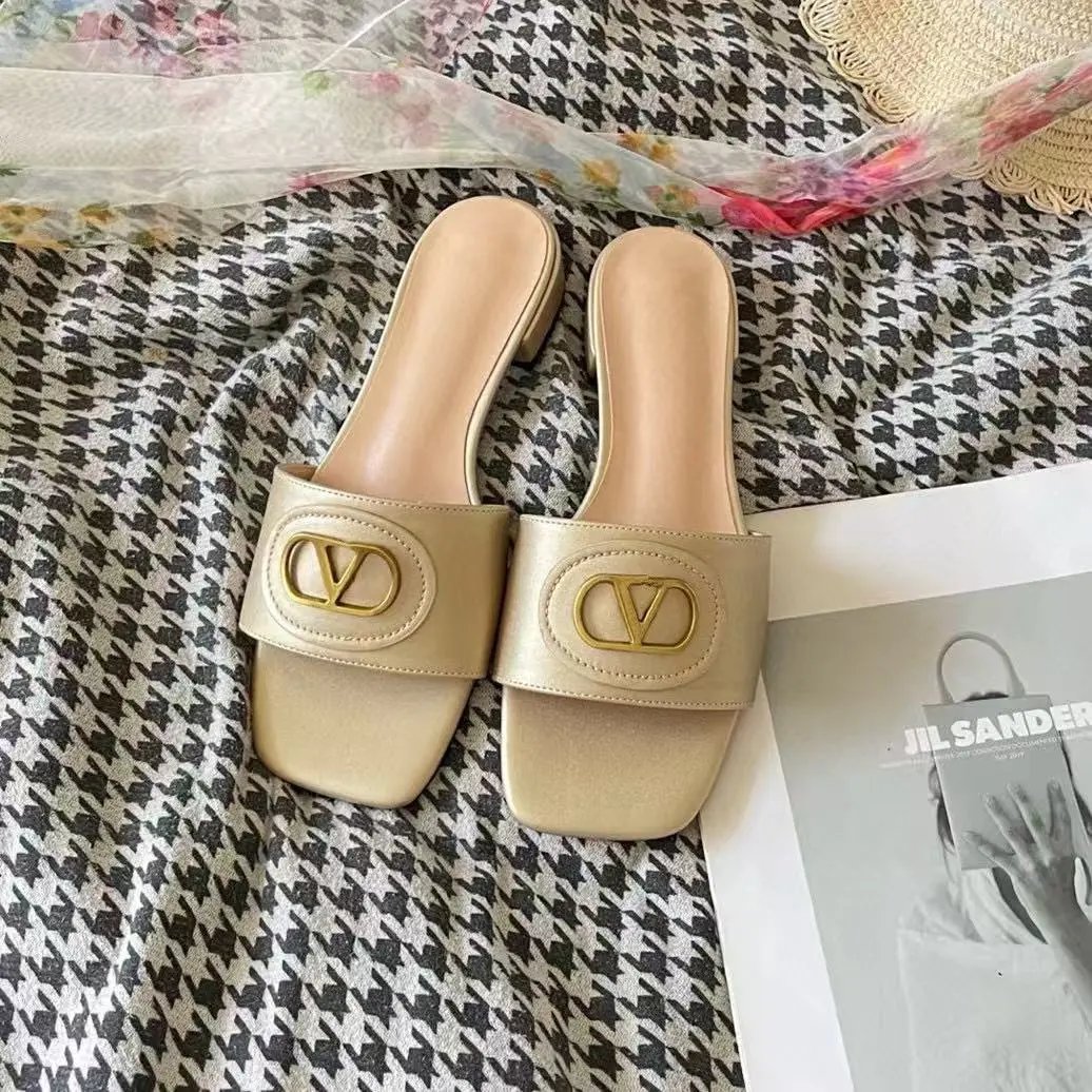 Chanel Sandals Flat thong with double-C embellishment — 22