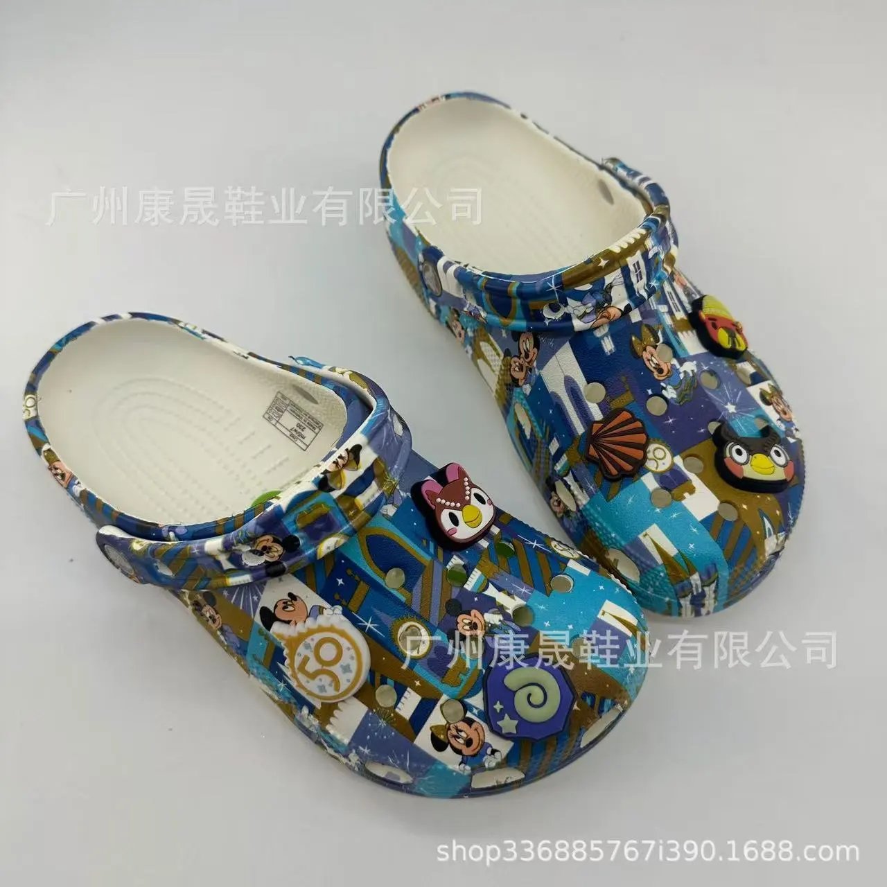 Crocs Slippers Camouflage clog with ape-themed charms — 5