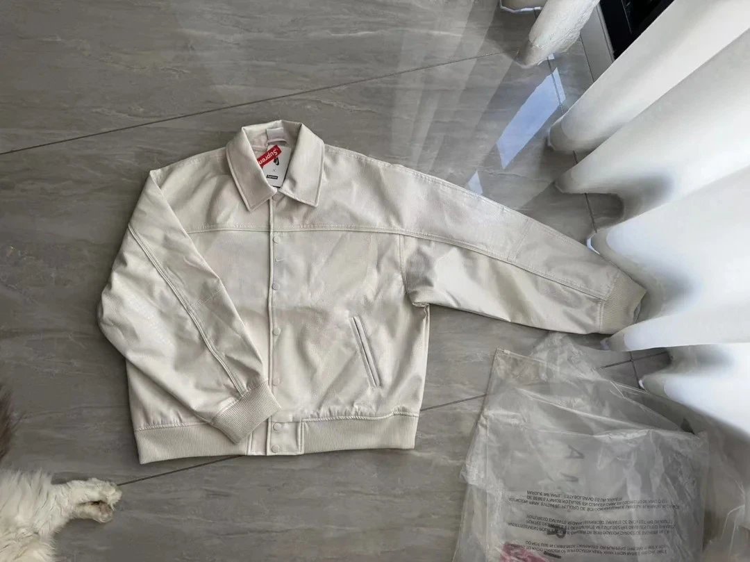 Supreme Jacket/T-shirt/sweater