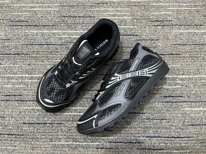 B*V Sneakers