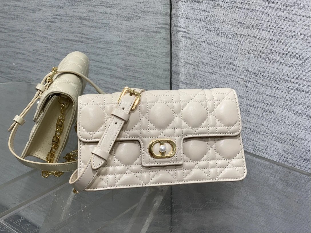 [TOP] C Tasche mit Perlenkette