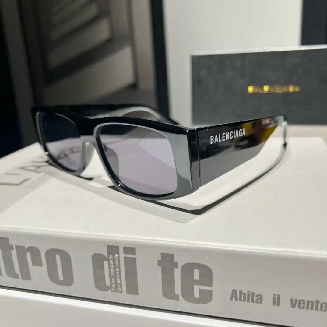 Fendi Eyewear Square sunglasses with FF-pattern temples — 38