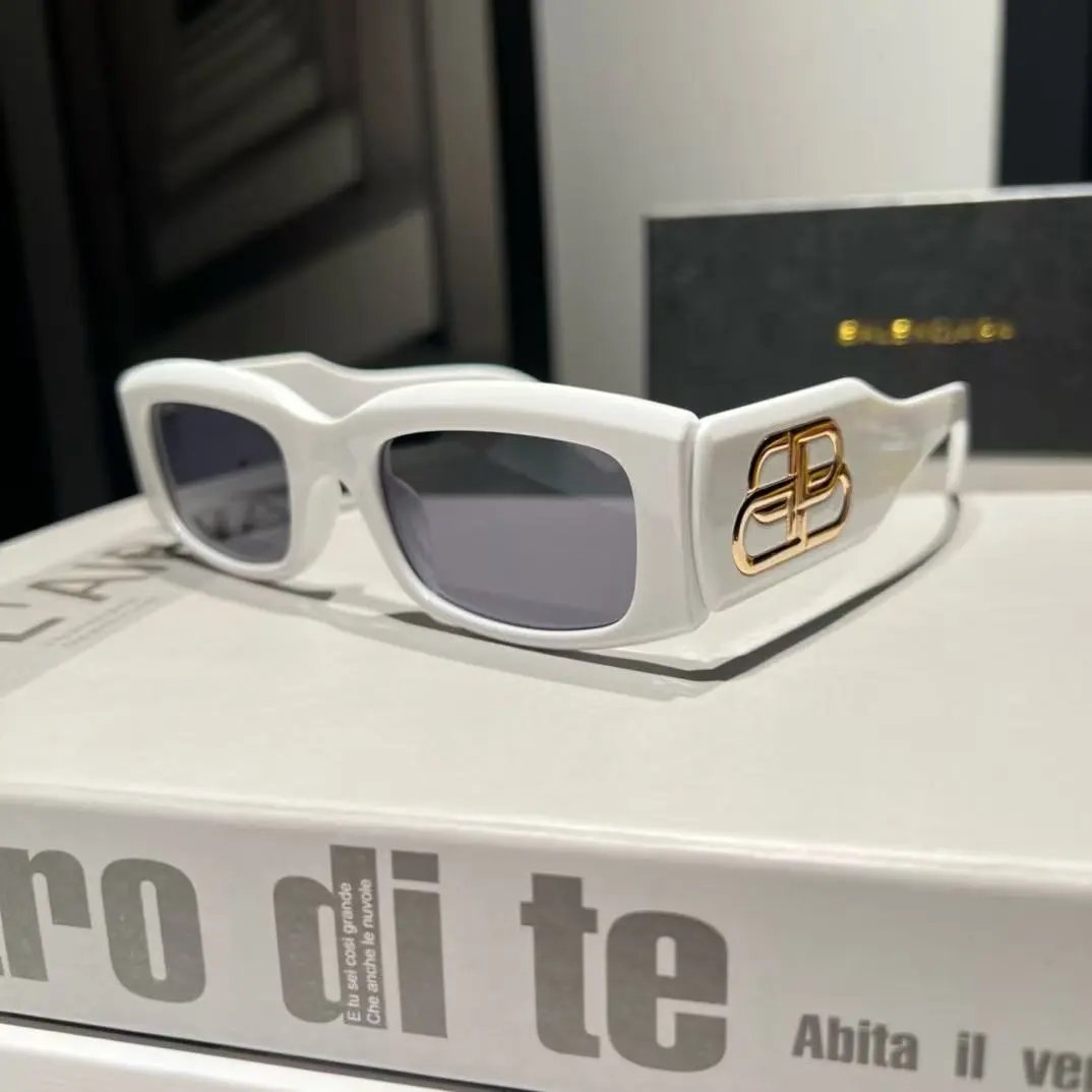 Fendi Eyewear Square sunglasses with FF-pattern temples — 400