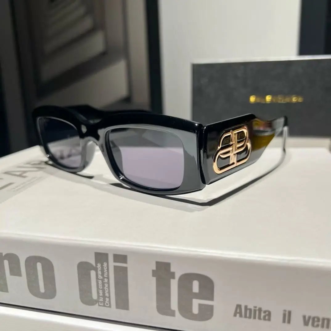 Fendi Eyewear Square sunglasses with FF-pattern temples — 39
