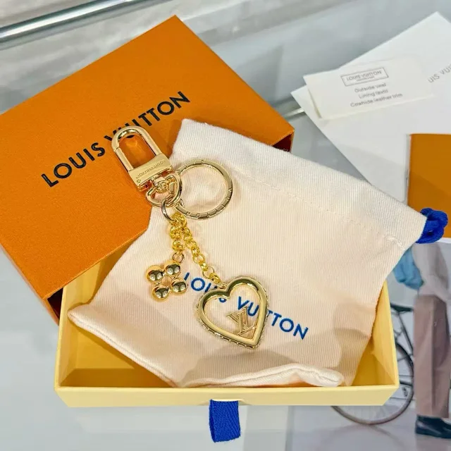 Louis Vuitton Uncategorized Metal Keychain with Padlock or Skateboard Charm product detail image 8