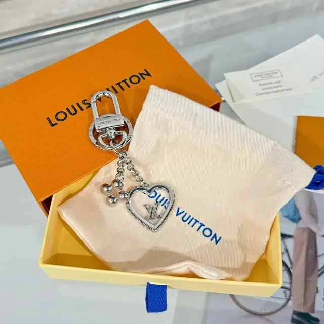 Louis Vuitton Uncategorized Metal Keychain with Padlock or Skateboard Charm product detail image 9