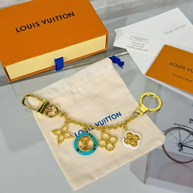 Louis Vuitton Uncategorized Metal Keychain with Padlock or Skateboard Charm product detail image 11