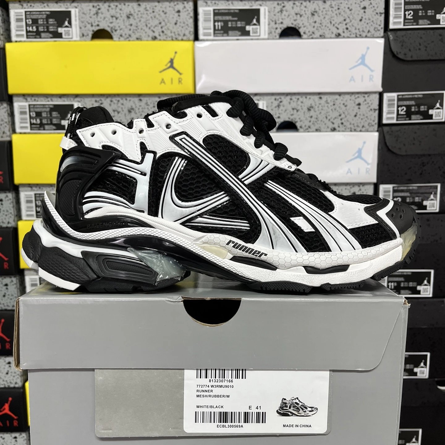 7.5 Black and White MU 9010