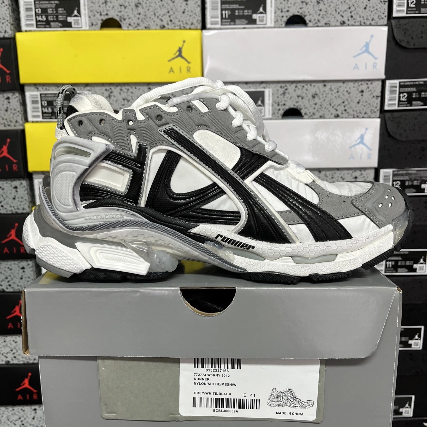 7.5 White Black Grey NY 9012