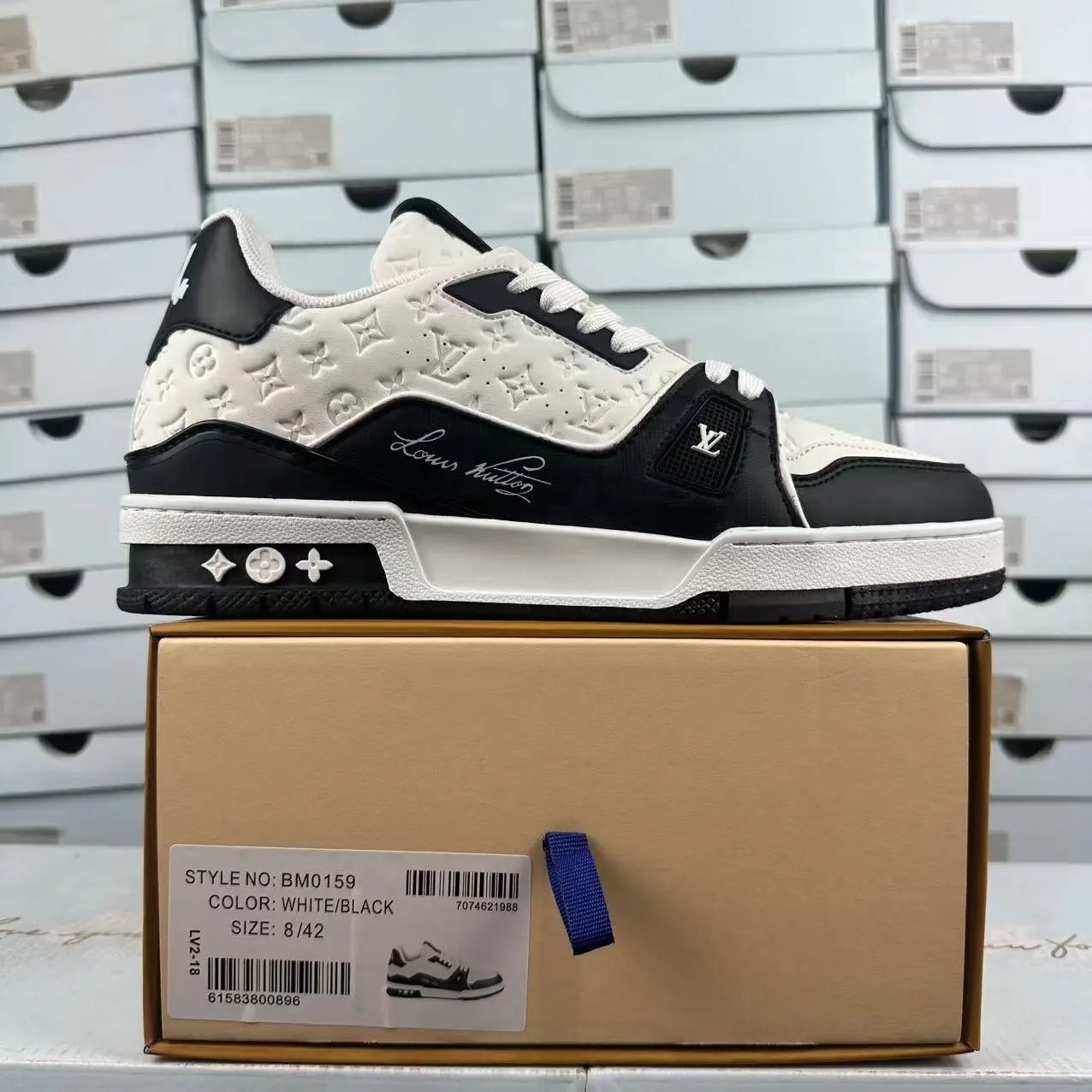 Trainer black and white print