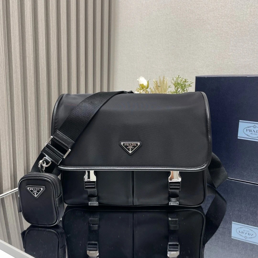 Prada Bags P家 顶级原单新款男士斜挎包 尼龙翻盖 Saffiano皮革饰边 旁开扣 三角形徽标 时尚设计包