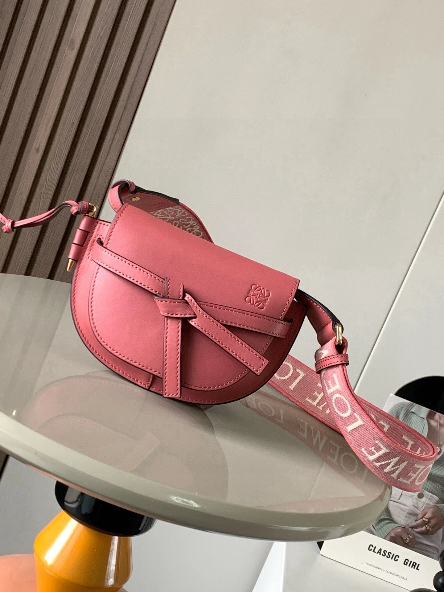 Loewe Bags 罗家爆款迷你21CM新款字母宽肩带马鞍包Gate Duel手袋玫瑰粉柔软牛皮革可拆卸调节绣花肩带单肩斜挎腰包胸包蝴蝶结装饰包盖插口子弹头黄铜插鞘自重轻便百搭气质爆款网红推荐帅气