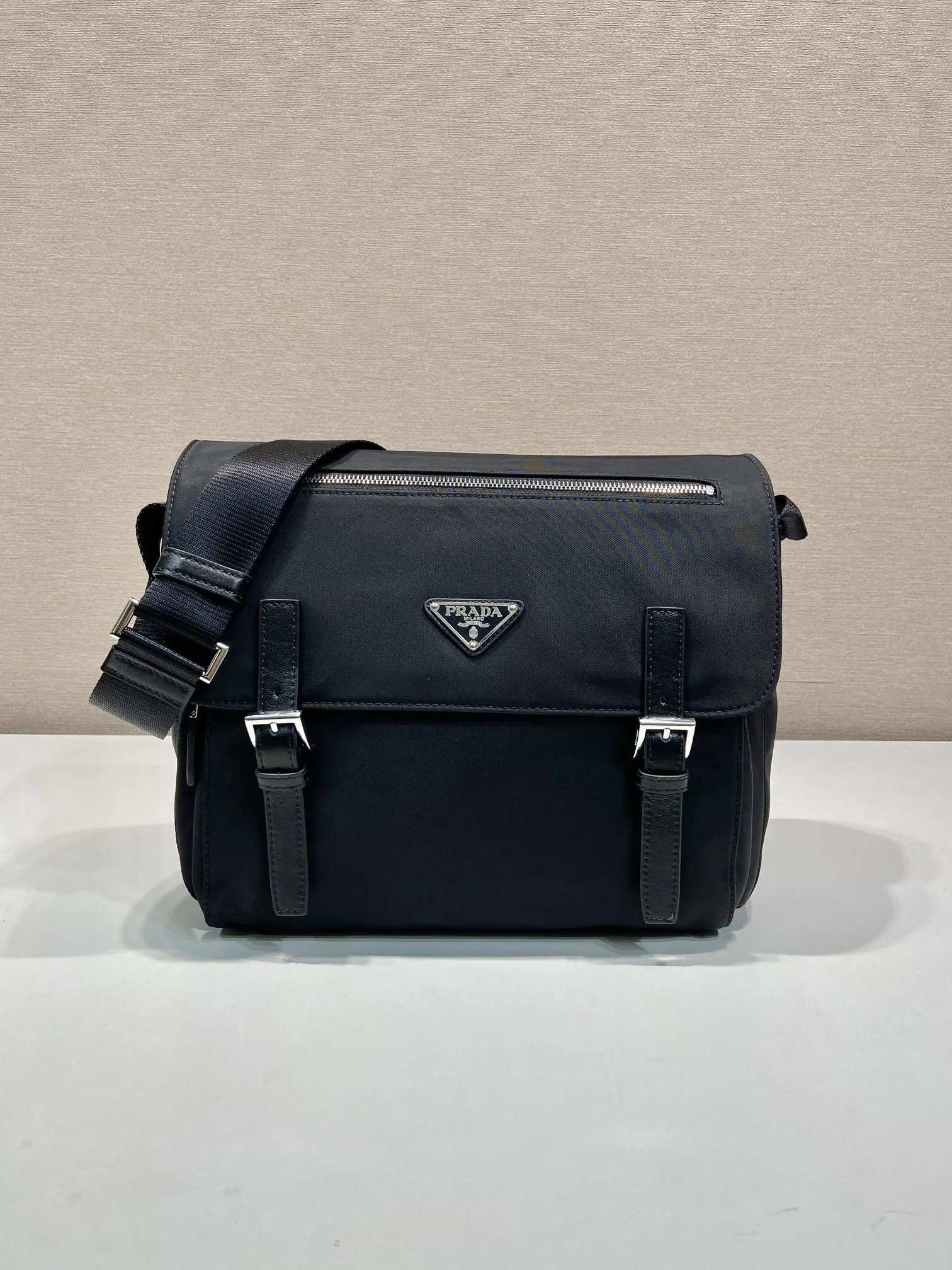 P家 Prada Bags 邮差包进口尼龙布料小牛皮滚边可调织物肩带不锈钢配件三角珐琅徽标拉链搭扣开合多个外袋内袋男女共用轻便实用百搭