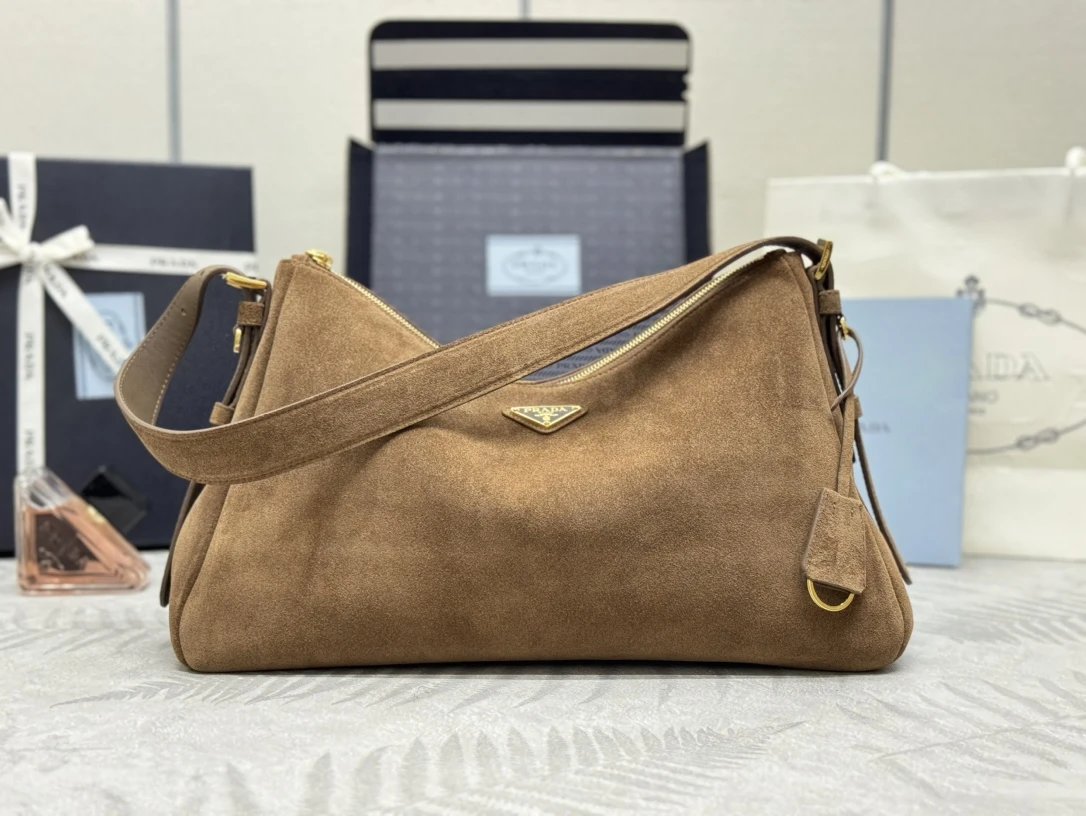 Prada Bags 普拉达单肩包绒面麂皮磨砂皮Hobo廓形柔美现代感皮质柔软百搭多背法婉转皮革轮廓容量大拉链袋插袋金属五金上身时尚大气永久不过时爆款赶紧入手