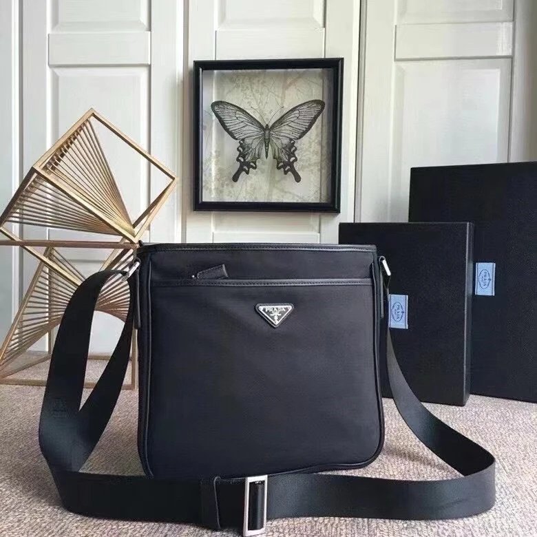 Prada Bags P家 男士尼龙斜挎包 邮差包 不挑年龄 轻便防雨 容量适中 进口降落伞布 休闲时尚