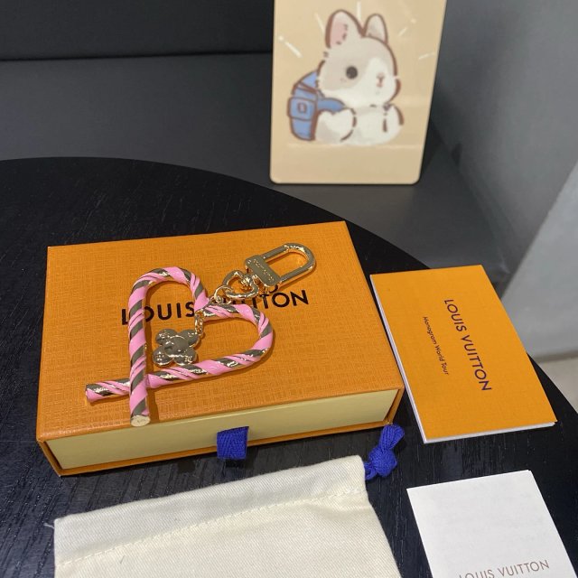 Louis Vuitton Louis Vuitton Pink Gold Heart Monogram Keychain Accessory - Buy on Kakobuysheetfind