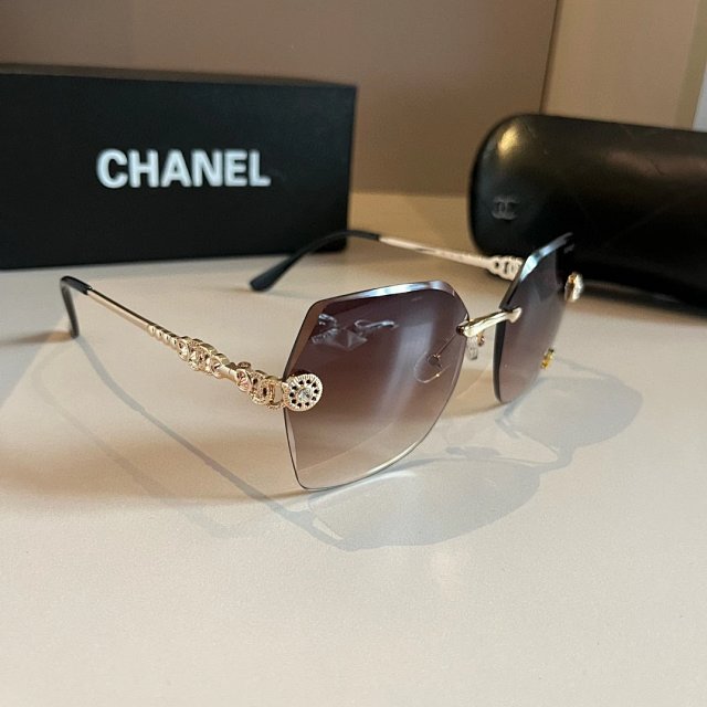 Chanel Chanel Pearl Crystal Grey Mirror Sunglasses - Buy on Kakobuysheetfind