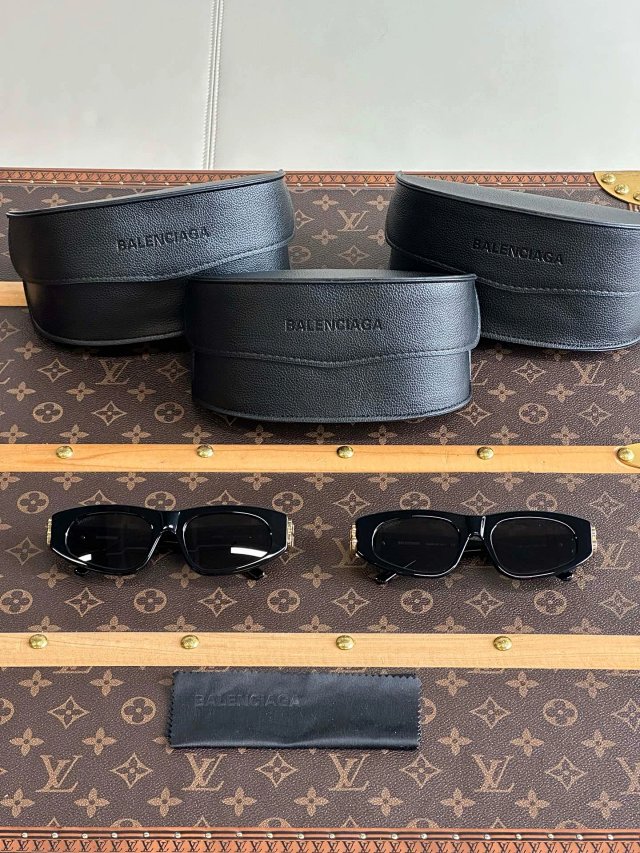 Balenciaga Balenciaga Black Rectangular Polarized Unisex Sunglasses - Buy on Kakobuysheetfind