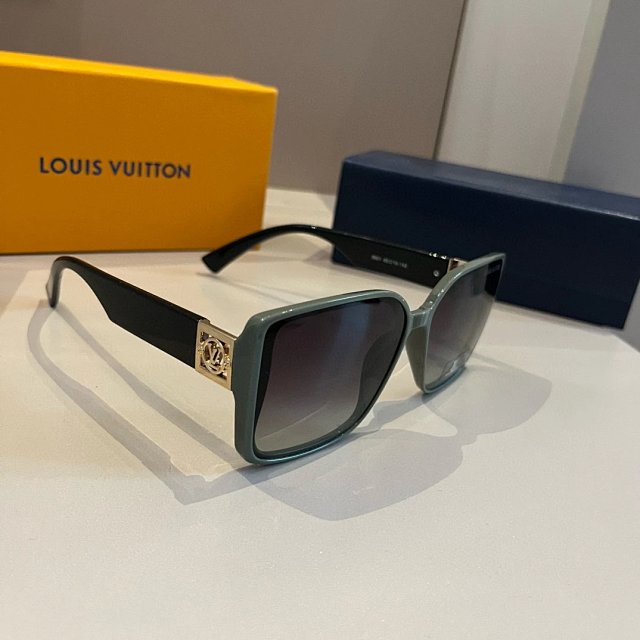  Louis Vuitton Louis Vuitton Classic Square Green Grey Unisex Sunglasses - Buy on Kakobuysheetfind