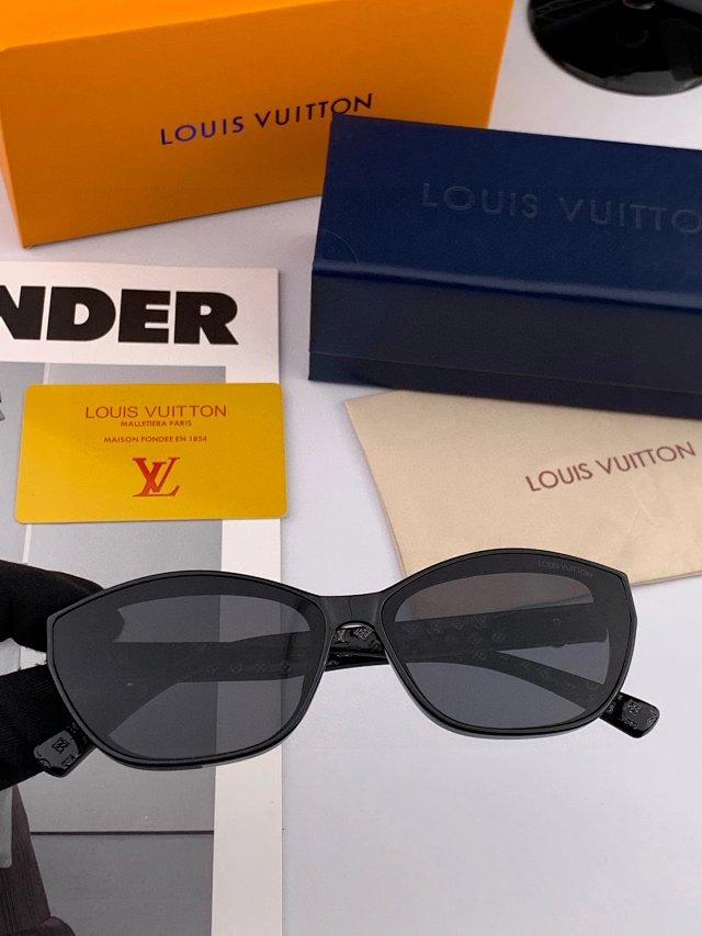 Louis Vuitton Louis Vuitton Black Polarized Square Sunglasses - Buy on Kakobuysheetfind