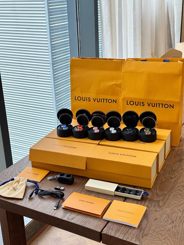 Louis Vuitton Louis Vuitton Horizon Black Wireless Earphones Luxury Tech - Buy on Mulebuy Sheets