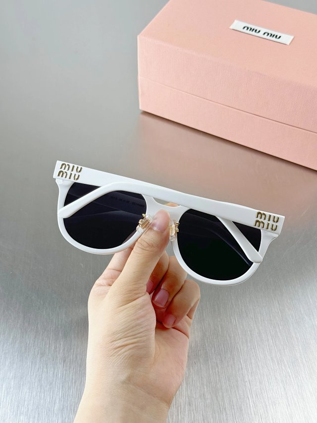 Miu Miu Miu Miu White Square UV Protection Sunglasses - Buy on Kakobuysheetfind