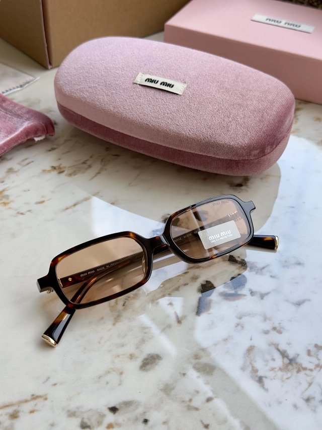 Miu Miu Miu Miu Classic Brown Rectangular Gradient Sunglasses - Buy on Kakobuysheetfind