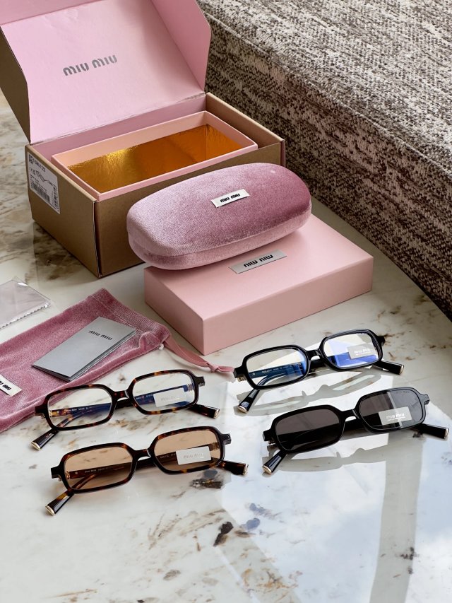 Miu Miu Miu Miu Retro Rectangular Black Unisex Sunglasses - Buy on Kakobuysheetfind