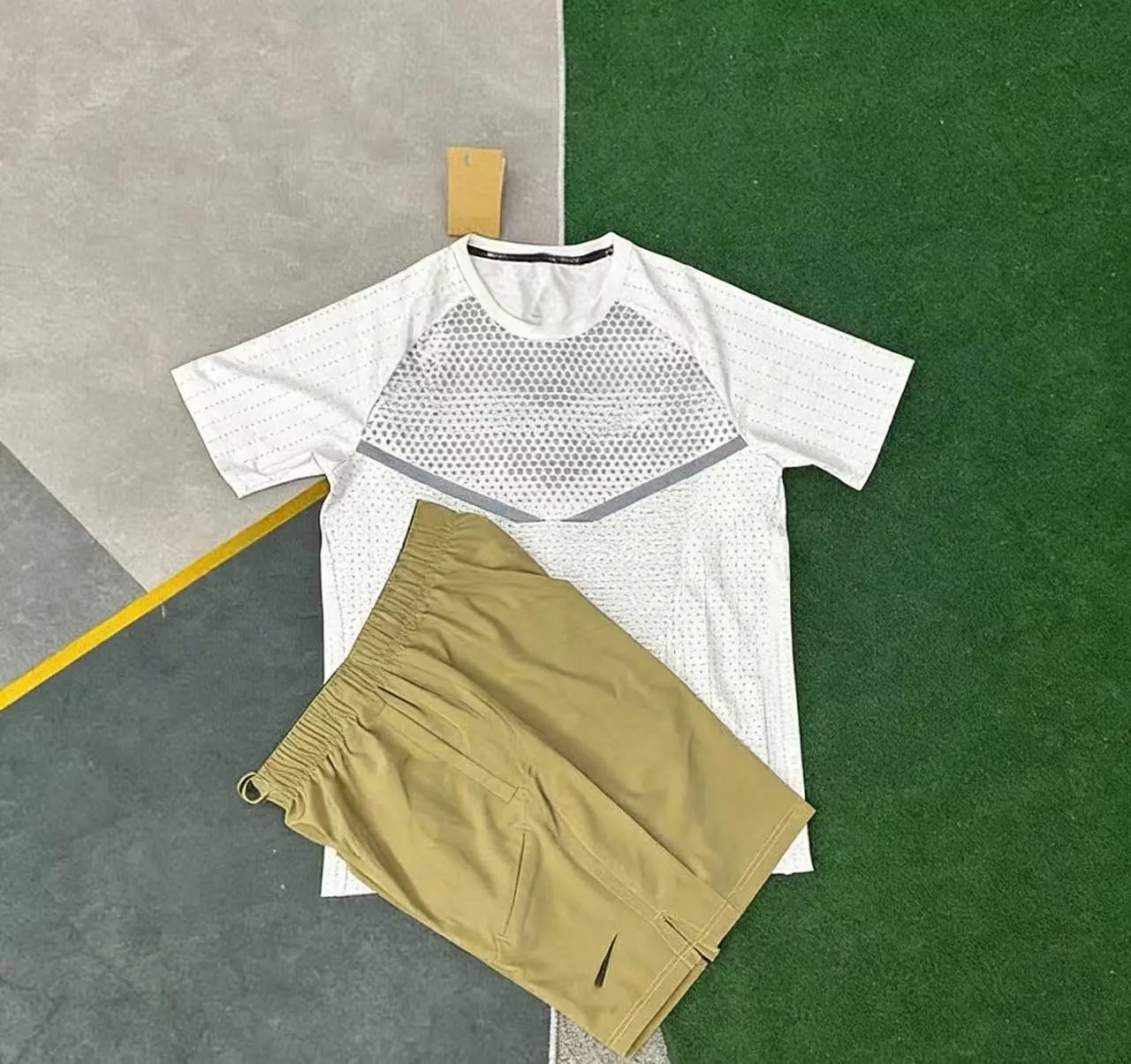 Nike Matching Sets Short-Sleeve Running T-Shirt and Shorts Set — T900 white +7501 khaki