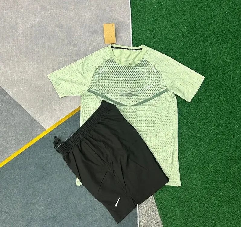 Nike Matching Sets Short-Sleeve Running T-Shirt and Shorts Set — T900 green +7501 black