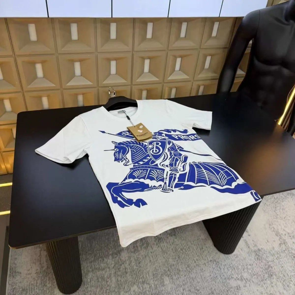 Burberry T-Shirts Short-Sleeve Equestrian Knight Graphic — Burberry -1