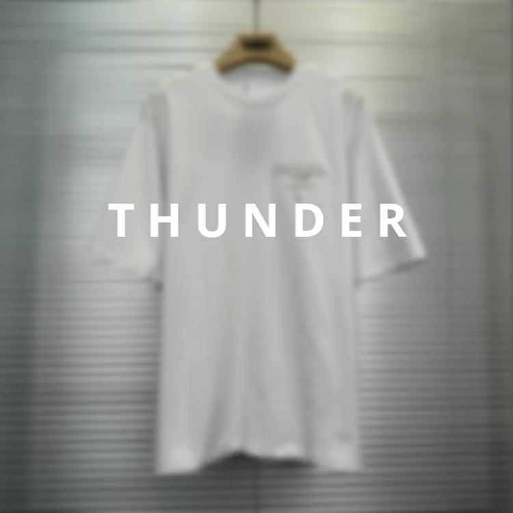 Triangle laminated letter round neck T-shirt
