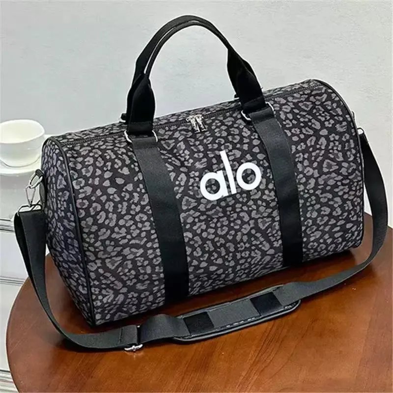 Alo Travel Bags Logo-print duffel bag with detachable shoulder strap image 9