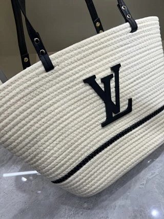 LV Louis Vuitton Bag: seller detail photo 2