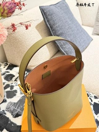 LV Louis Vuitton Bag: seller detail photo 8