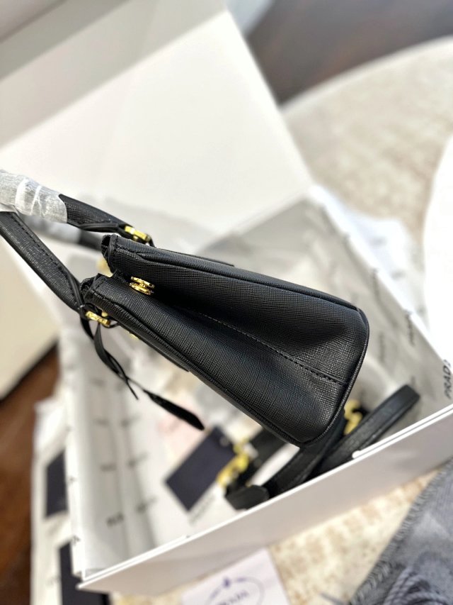 Prada handbag: seller detail photo 4