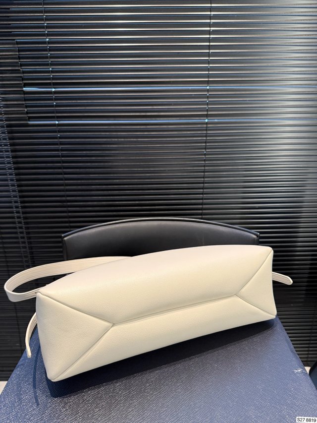 Prada crossbody bag: seller detail photo 7