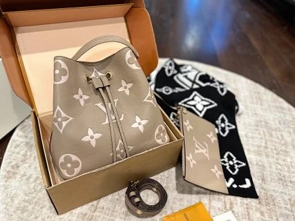 LV Louis Vuitton Bag: seller detail photo 2