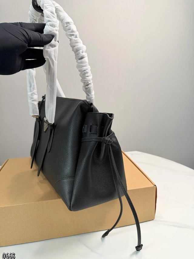 Prada handbag: seller detail photo 4