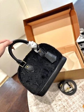 LV Louis Vuitton Bag: seller detail photo 5