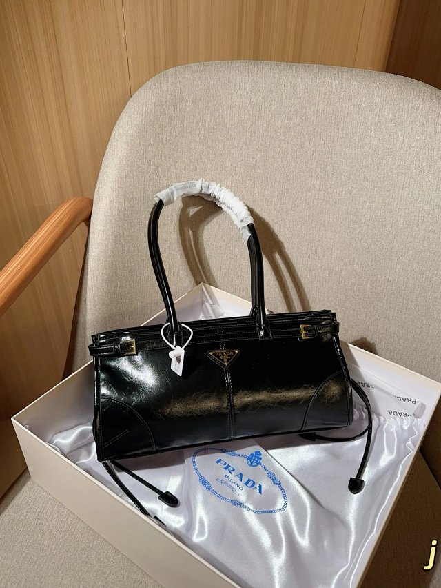 Prada handbag: seller detail photo 1